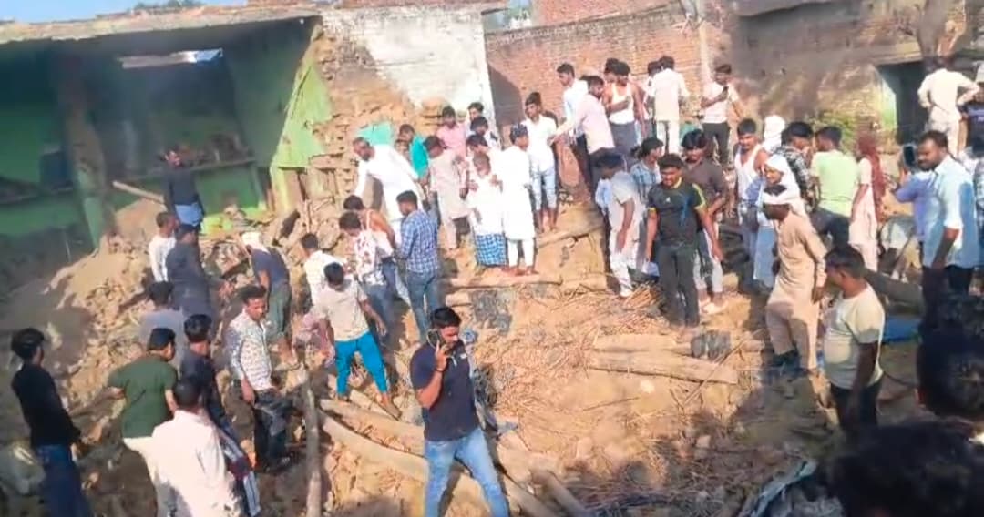 Bareilly News : अवैध पटाखा फैक्ट्री में ब्लास्ट से तीन लोगों की मौत, पांच घायल, 8 मकान क्षतिग्रस्त 