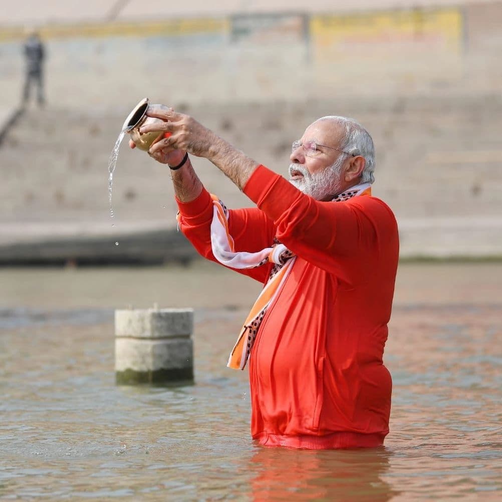 प्रधानमंत्री नरेंद्र मोदी ने संगम में डुबकी लगाकर पूरी दुनिया को दिया एकता का संदेश 