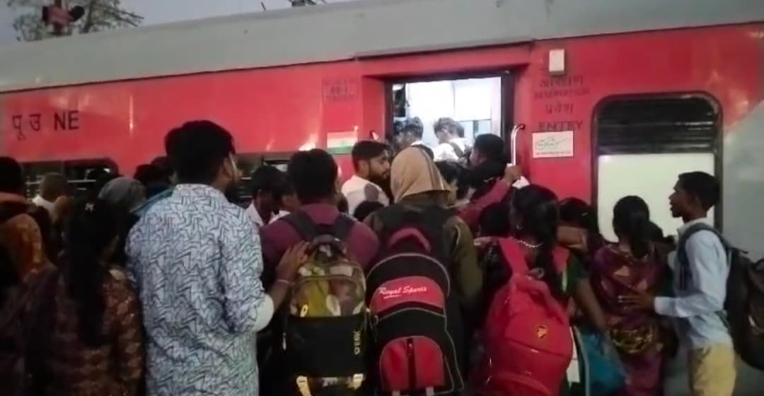 Sonbhadra News : त्रिवेणी एक्सप्रेस में प्रयागराज जाने वालों की उमड़ी भीड़, सैकड़ों यात्री कन्फर्म टिकट के वावजूद नहीं चढ़ सके 