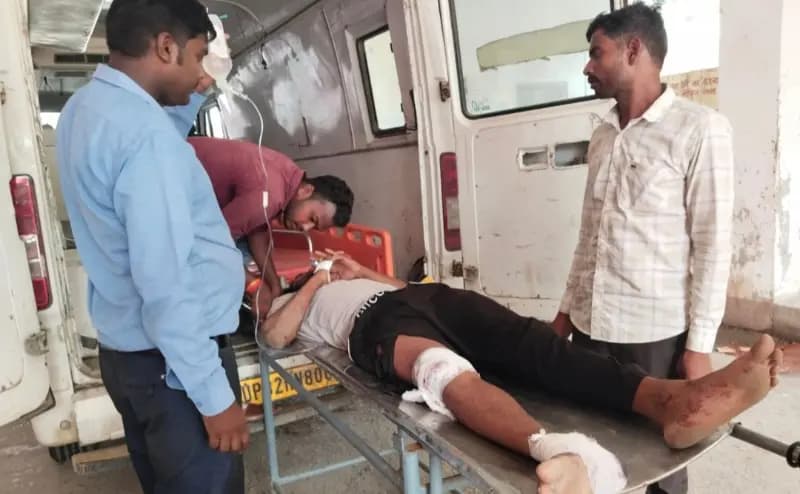 Sonbhadra News : तेज रफ्तार टीपर व बाइक में जोरदार टक्कर, बाइक सवार एक मौत, दो गंभीर रूप घायल