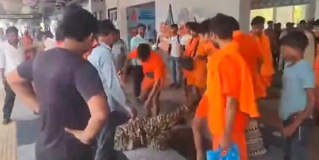 Mirzapur News : मिर्जापुर रेलवे स्टेशन पर कांवरियों की गुंडागर्दी का वीडियो वायरल, ड्यूटी जा रहे सीआरपीएफ जवान की लात-घूंसे से की पिटाई, सात गिरफ्तार