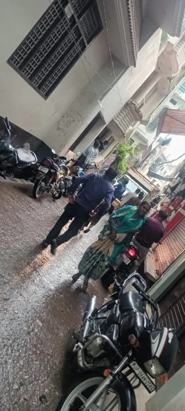 Pilibhit news : प्राइवेट अस्पताल के सामने का रोड बना स्टैंडिंग पार्क, लोगों का आना-जाना हुआ बाधित 