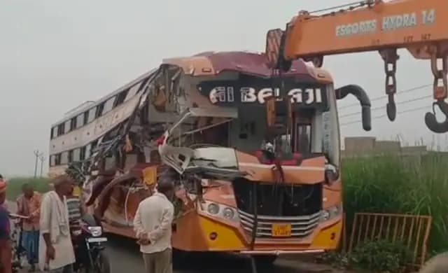 UP News : जौनपुर में टूरिस्ट बस ट्रेलर से टकराई, चार लोगों की मौत, 9 घायल 