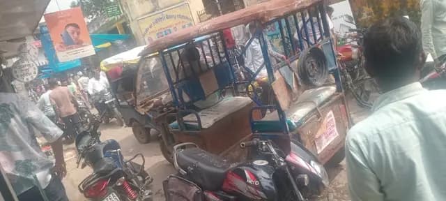 Pilibhit news : तहसील का मुख्य गेट बना स्टैंडिंग पार्क यातायात हो रहा बाधित 