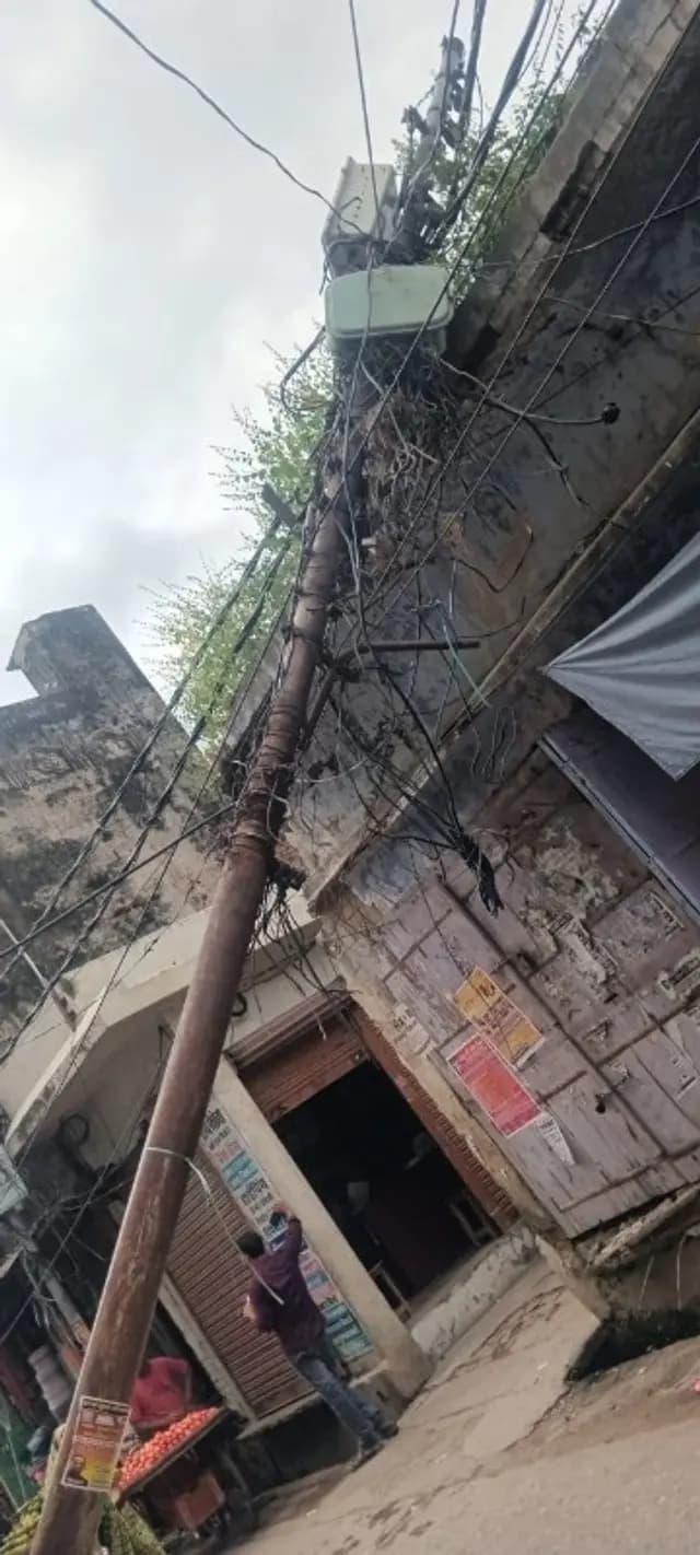 Pilibhit news : विद्युत पोल गिरा, घटना होते बाल बाल बची 