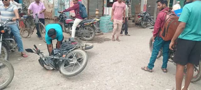 Pilibhit news : दो बाइक आपस में भिड़ी, दोनों बाइक सवार सुरक्षित