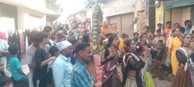 Pilibhit news : नगर में भ्रमण कर निकाली गई शिरडी वाले साई की शोभायात्रा