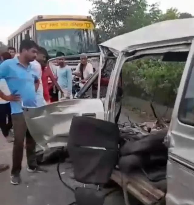 Lakhimpur kheri news : रोडवेज बस और मारुति वेन की टक्कर में एक बच्चा सहित पांच की मौत, 10 गंभीर