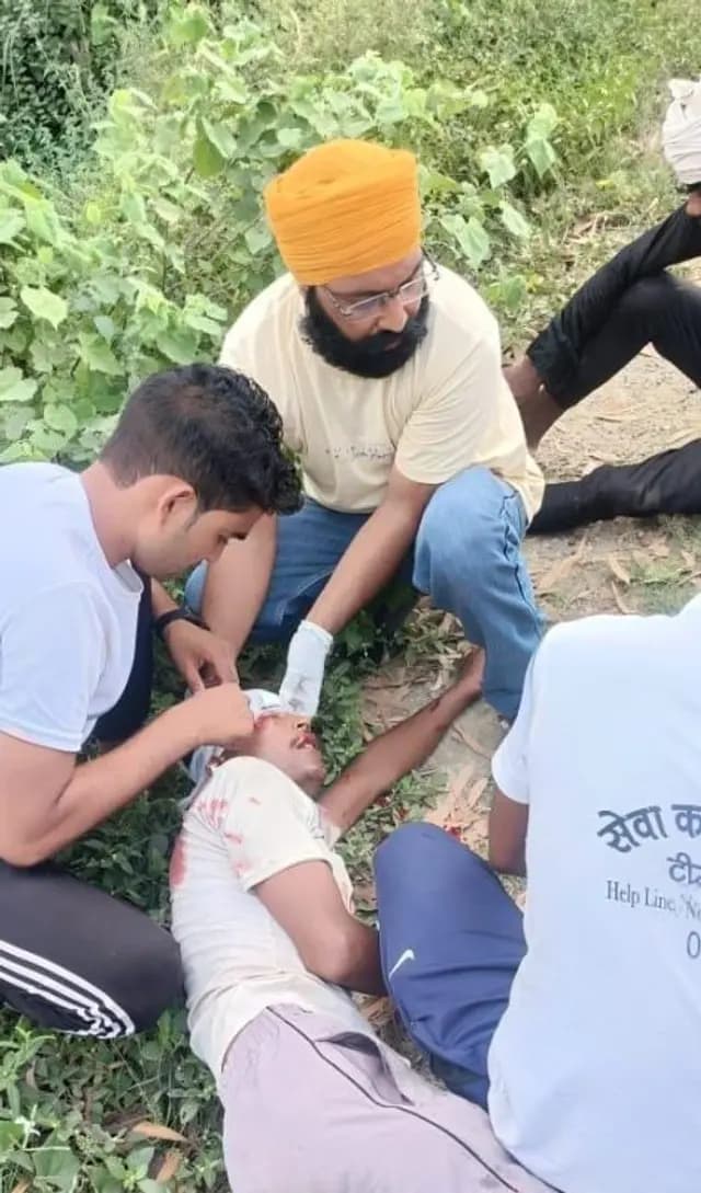 Lakhimpur Kheri news : सड़क हादसे में 2 बाइक सवार गम्भीर रूप घायल