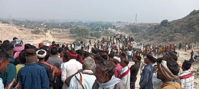 Mirzapur News : मिर्जापुर में खनन हादसे के बाद बवाल, मैनेजर पर शव लेकर भागने का आरोप, ग्रामीणों ने मैनेजर को बनाया बंधक, पुलिस को सौंपा शव 