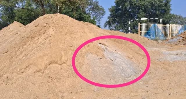 Sonbhadra News :रेलवे अंडर पास निर्माण में ठेकेदार की मनमानी,बालू के बदले भसी का इस्तेमाल,ग्रामीणों ने उठाई गुणवत्ता जाँच की मांग 
