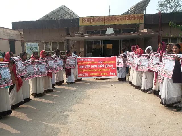 Sonbhadra News : मांगों को लेकर आशाओं ने किया पल्स पोलियो महाभियान का बहिष्कार कर प्रदर्शन 