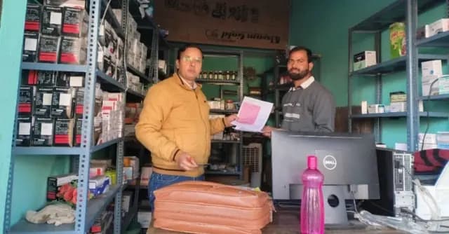 Sonbhadra News : ड्रग इंस्पेक्टर में किया जीवन फार्मा मेडिकल पर छापेमारी, क्रय-विक्रय पर लगाई रोक 