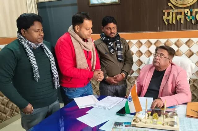 Sonbhadra News : चार सूत्रीय मांगों को लेकर राष्ट्रीय स्वास्थ्य मिशन संगठन ने सौंपा सीएमओ को ज्ञापन 