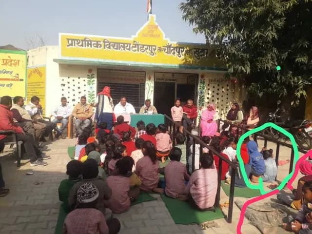 Shahjahanpur news : क्या सरकारी विद्यालयों को सरकार फट्टी तक के लिए नहीं दे पा रही पैसा?