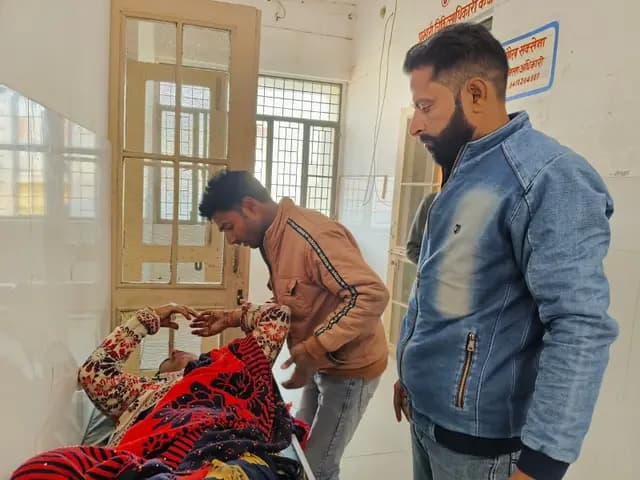 Shahjahanpur news : कार की टक्कर से बाइक सवार पति-पत्नी घायल, जिला रेफर