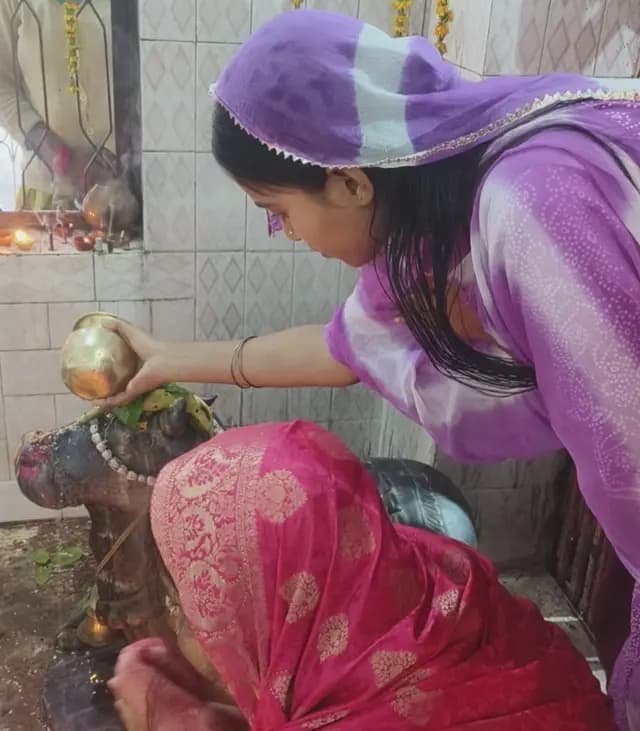 सोनभद्र में महाशिवरात्रि पर उमड़ी भक्तों की भीड़, हर-हर महादेव से गूंजा शिवालय 