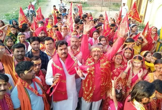 Sonbhadra News : नगर में निकली मां वैष्णो देवी धाम डाला के लिए पदयात्रा, भक्तों ने लगाएं मां के जयकारे