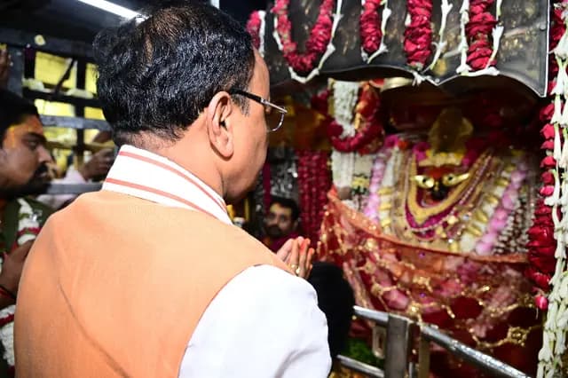 Mirzapur News : केशव प्रसाद मौर्य ने माँ विंध्यवासिनी के दरबार में टेका मत्था 