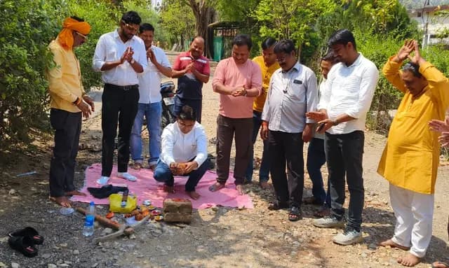 Sonbhadra News : चोपन नगर पंचायत अध्यक्ष ने सड़क निर्माण का किया शिलान्यास