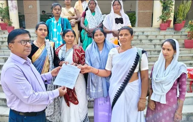 Sonbhadra News : आशाओं से अवैध वसूली बंद करने सहित विभिन्न मांगों को लेकर सौंपा डीएम को ज्ञापन 