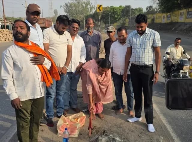 Sonbhadra News : नपं अध्यक्ष ने किया अष्टकोणीय पोल व एलईडी लाइट का शिलान्यास