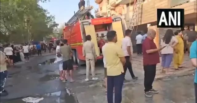 दिल्ली के विवेक विहार इलाके में एक इमारत में लगी भीषण आग, 9 लोगों की मौत 