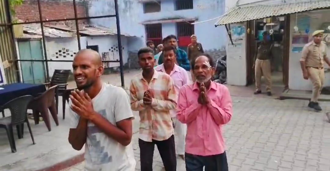 Bareilly News : थाने में रहम की भीख मांगते दिखे जुआरी, वीडियो सोशल मीडिया पर वायरल