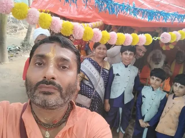 भिखारी बाबा का आशीर्वाद लेने माता-पिता के साथ पहुंचे राष्ट्रीय बाल कलाकार