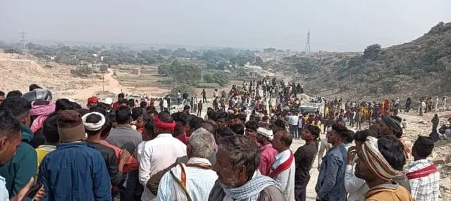 Mirzapur News : मिर्जापुर में खनन हादसे के बाद बवाल, मैनेजर पर शव लेकर भागने का आरोप, ग्रामीणों ने मैनेजर को बनाया बंधक, पुलिस को सौंपा शव 