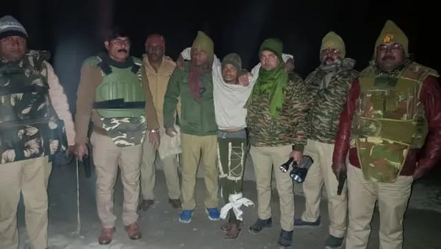 Sonbhadra News : महिला का भेष बनाकर हाईवे पर लूट करने वाले गिरोह का इनामिया बदमाश पुलिस मुठभेड़ में गिरफ्तार