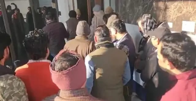 UP : बंद कमरे में मिला एक ही परिवार के पांच लोगों का शव, सभी को लगी है गोली, पुलिस जांच में जुटी 