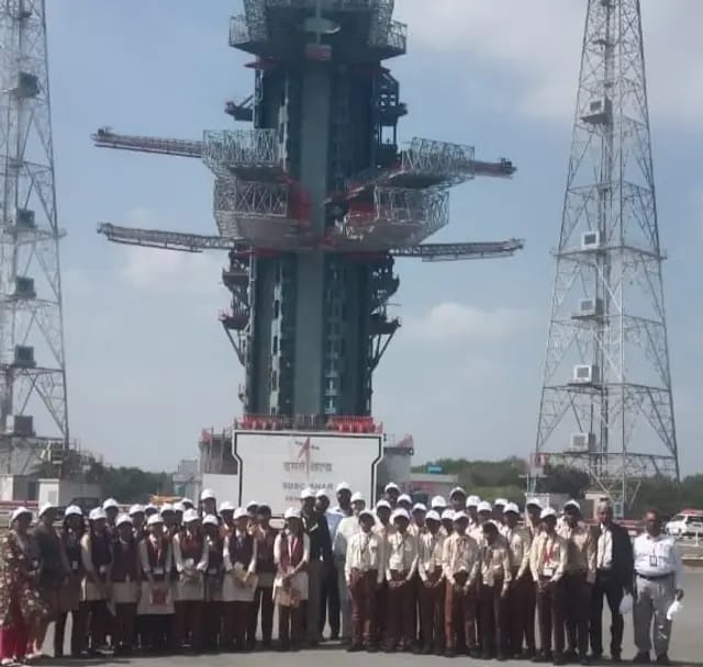 Varanasi News : इसरो में वैज्ञानिकों से मिले निर्माण श्रमिकों के बच्चे, जाना ब्रह्मांड का रहस्य 