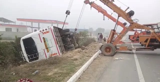 Shahjahanpur News : आवारा पशु को बचाने के चक्कर में पलटी डबल डेकर बस, 20 यात्री घायल