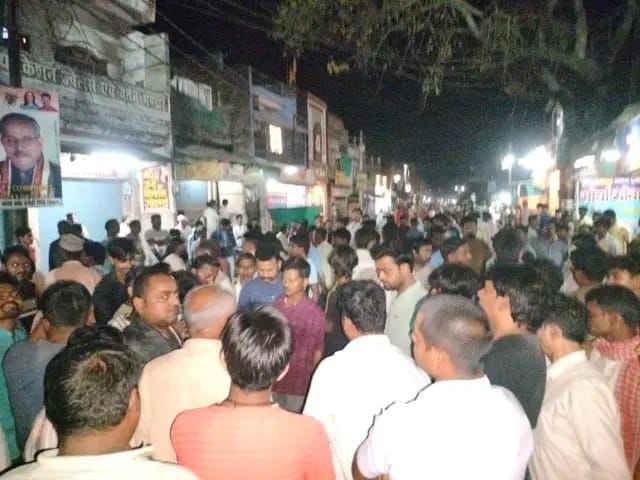 Sonbhadra News : किशोर की धारदार हथियार से गला रेतकर हत्या, नाराज लोगों ने रॉबर्ट्सगंज-खलियारी मार्ग किया जाम 