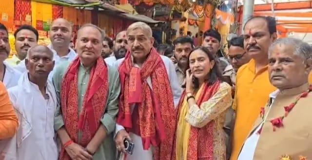 Sonbhadra News : नवरात्र के पहले दिन मां विंध्यवासिनी के दर्शन-पूजन के लिए पहुंचे सांसद प्रमोद तिवारी 