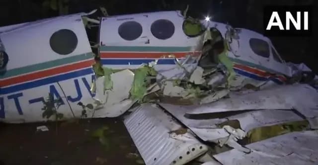 झारखण्ड से दिल्ली जा रही एयर एंबुलेंस क्रैश, दो क्रू मेंबर समेत 7 लोगों की मौत