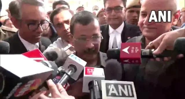 दिल्ली शराब नीति मामले में दिल्ली के पूर्व सीएम अरविंद केजरीवाल व डिप्टी सीएम मनीष सिसोदिया कोर्ट से बरी