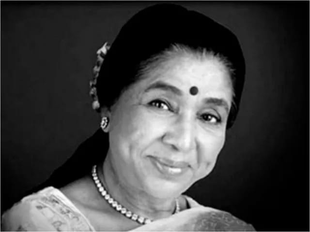 प्रसिद्ध पार्श्व गायिका आशा भोसले का राजकीय सम्मान के साथ मुंबई के शिवाजी पार्क में किया गया अंतिम संस्कार