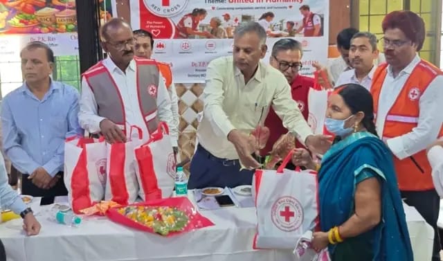 Sonbhadra News : मानव बंधुत्व थीम के साथ मनाया गया रेड क्रॉस दिवस, टीबी और कुष्ठ रोगियों को पोषण सामग्री वितरित