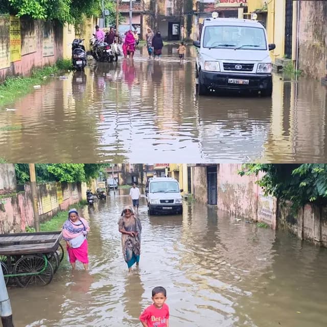 Sonbhadra News : नपा के बगल में ही 'तैरता' मिला अर्बन पीएचसी, बारिश ने खोल दी जलनिकासी के दावों की पोल
