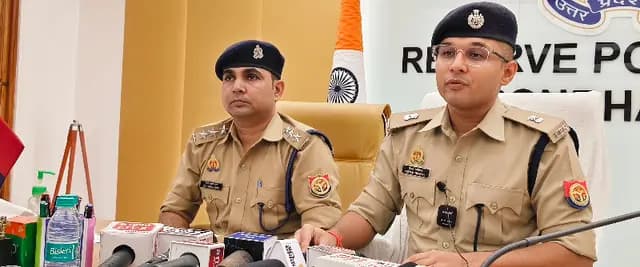 Sonbhadra News : рдХрд╛рд░ рдХреА рдкрд┐рдЫрд▓реА рд╕реАрдЯ рд╣рдЯрд╛рдХрд░ рдЫрд┐рдкрд╛ рд░рдЦрд╛ рдерд╛ 1.38 рдХреНрд╡рд┐рдВрдЯрд▓ рдбреЛрдбрд╛, рдкреБрд▓рд┐рд╕ рдиреЗ рджреЛ рдЕрдВрддрд░реНрд░рд╛рдЬреНрдпреАрдп рддрд╕реНрдХрд░ рджрдмреЛрдЪреЗ
