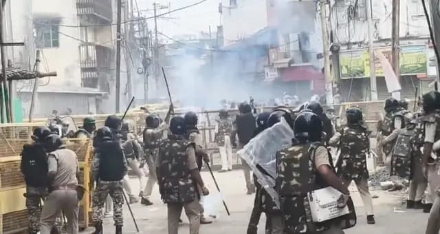 उज्जैन में शाही मस्जिद को हटाने के विरोध में भारी बवाल, पथराव के बाद छोड़े गए आँसू गैस